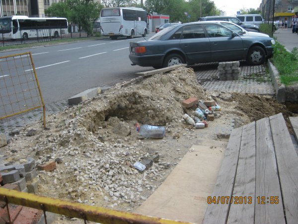 Лужков, уходя, сказал Собянину, что под одним из московских тротуаров зарыт клад (с) Лужков, уходя, сказал Собянину, что под одним из московских тротуаров зарыт клад (с)